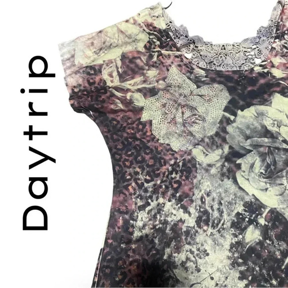 **Lace-Back Allure: Large/X-Large Daytrip Top** - Picture 2 of 5